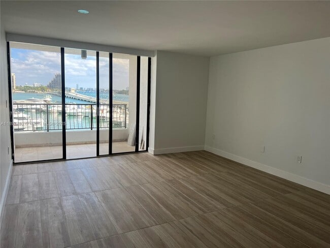 Photo - 555 NE 15th St Unidad 411