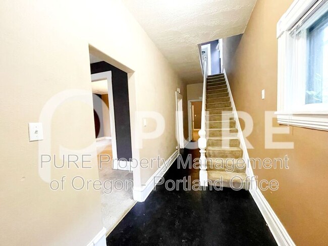 Photo - 133 NE Graham St