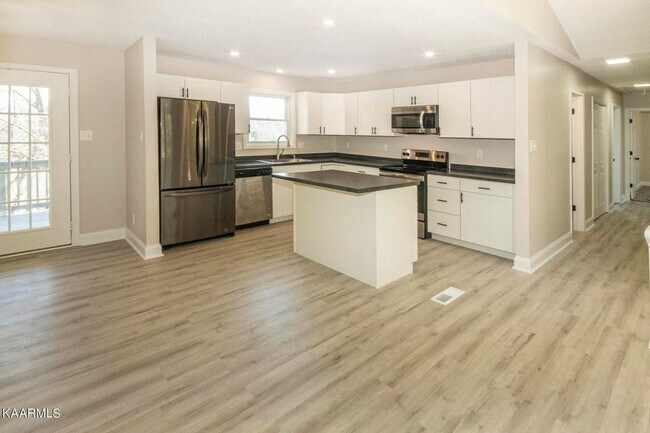Photo - 106 Newport Dr