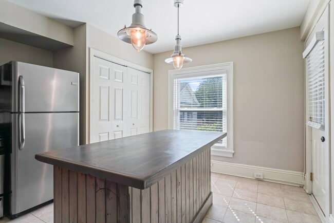 Photo - 130 Van Dam St