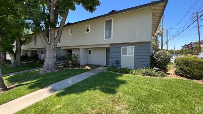 Building Photo - Lovely 3 Bed 2.5 Bath Townhome with 2 Car ...