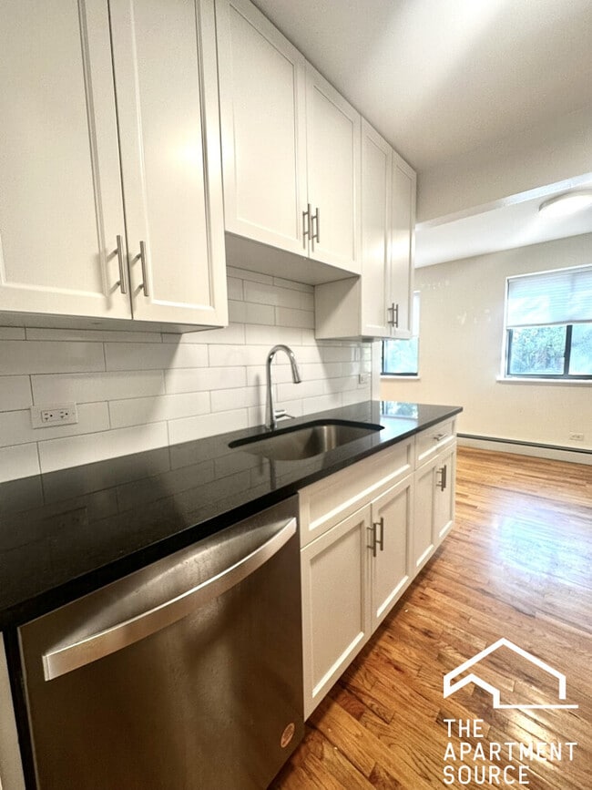 Building Photo - 6954 N Sheridan Rd Unit 203