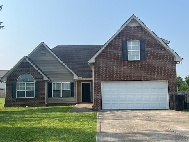 Building Photo - Great location! Close to Everything!