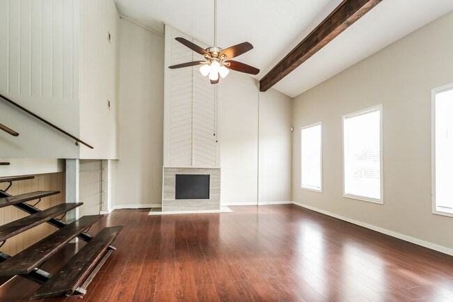 Photo - 2 Lakeway St