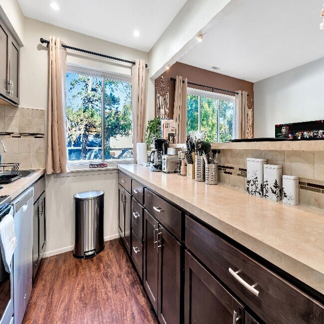 Photo - MARGO MANOR-1250 Unit 6