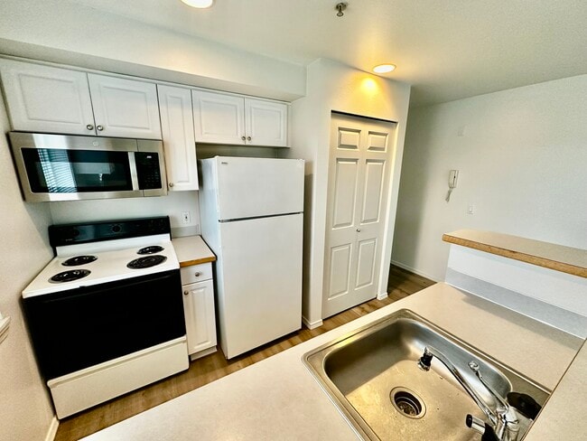 Kitchen - 937 N 86th St Unit 201