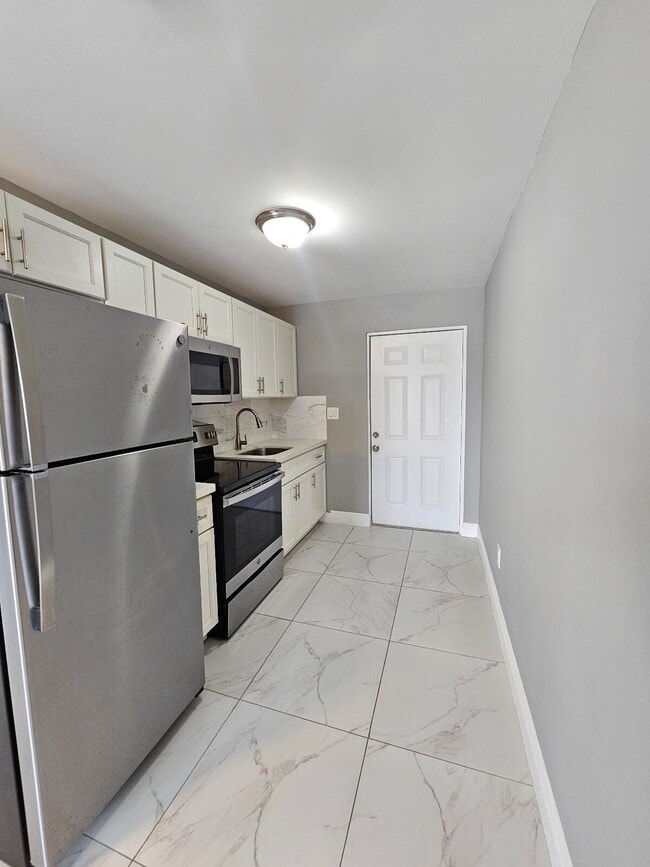 Photo - 933 W 7th St