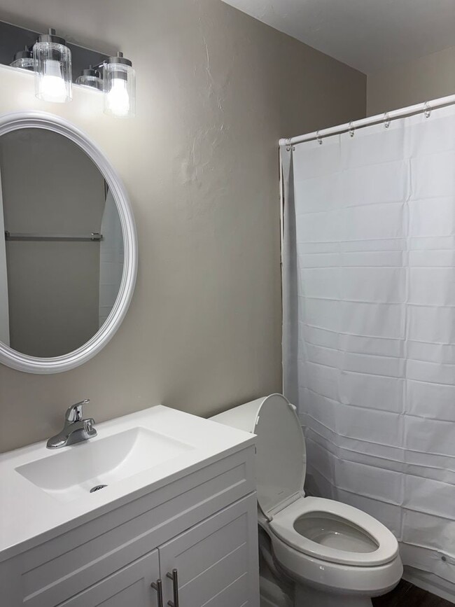 Building Photo - DUPLEX NEAR LEON/TMH Unit 1130