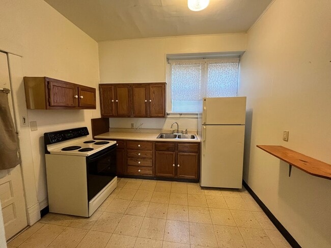 Building Photo - 1642 Main St Unit A
