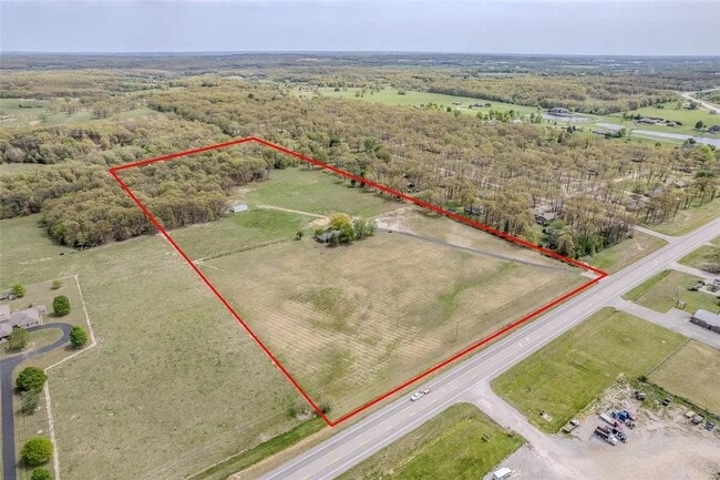 Building Photo - 3 Bedroom 2 Bathroom Home & 21 Acre Lot for rent.