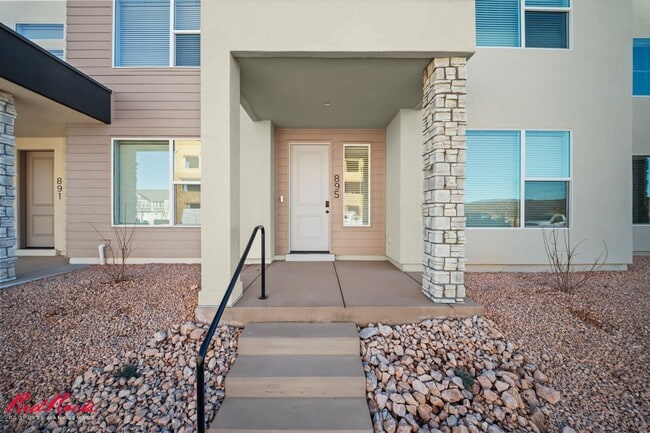 Building Photo - 3 Bedroom Townhome in Desert Color