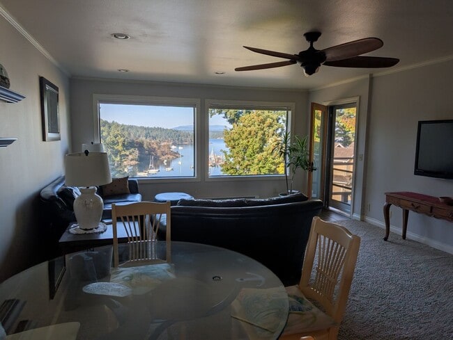 Photo - Wonderful Fully Furnished In Town Rental with Amazing View of the Harbor! Unidad B