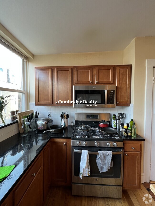 Building Photo - 332 Beacon St Unit 2T Rental