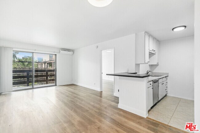 Building Photo - 320 S Ardmore Ave Unit 336 Rental