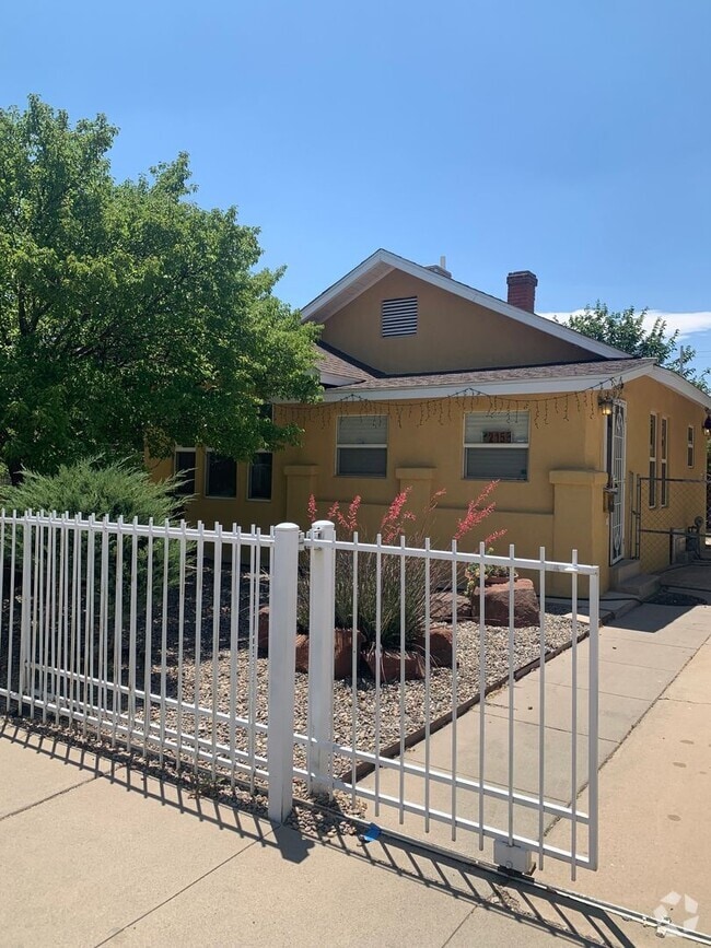 Building Photo - ***Cozy 2 bedroom 1 bath with GATED parkin... Rental