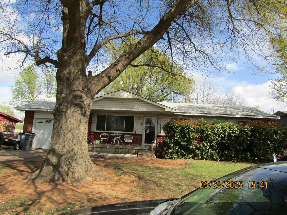 Very nice home located in the Rolling Meadows area! No Pet Home! - Very nice home located in the Rolling Meadows area! No Pet Home!