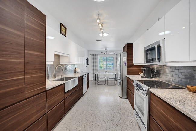 Building Photo - 602 NE 37th St Unit 602A Rental