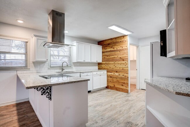 Photo - 2826 54th St