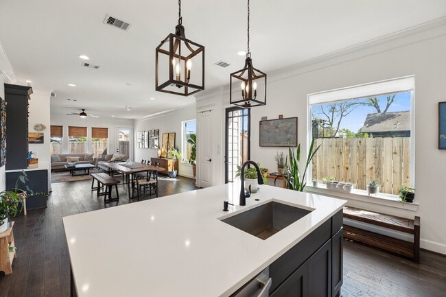 Photo - 817 W 19th St