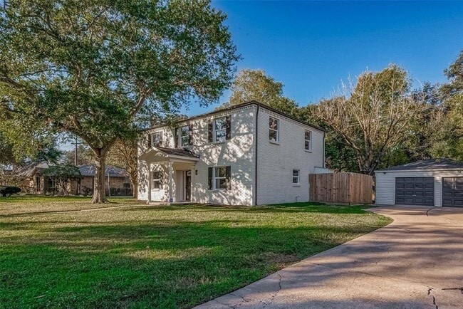 2414 Walnut Bend Ln