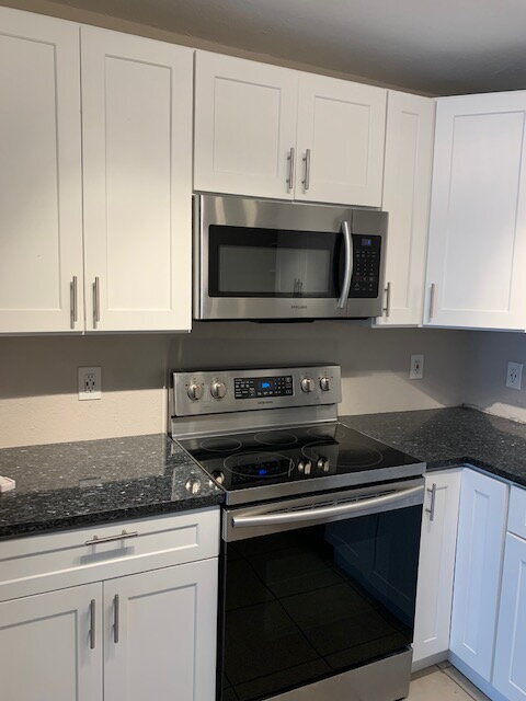 St Petersburg, Two beds/1 bath, laundry  and Yard.