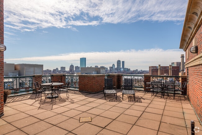 Rooftop Deck - River Court