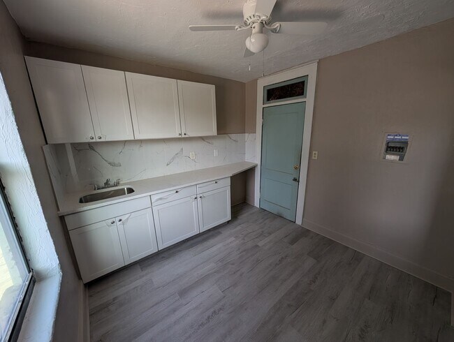 Photo - Studio Apartment for Rent – Kenmare Apartments, Nokomis Unidad 401 Colonia Ln, E. #8
