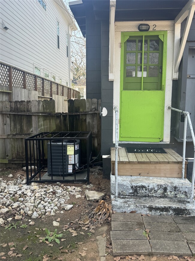 Building Photo - 1038 Ashland St Unit 2