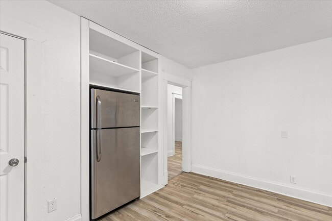 Photo - 2 bedroom / 1 bathroom apartment with Easy Commute or Walk to Drake University! Unit 4