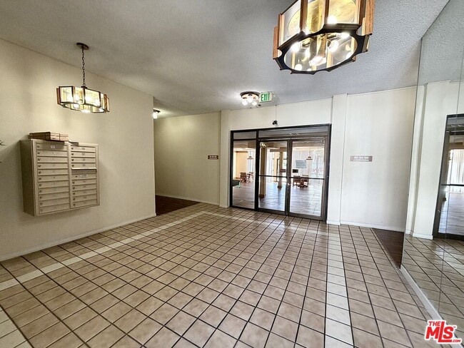 5237 Newcastle Ave Unit 305