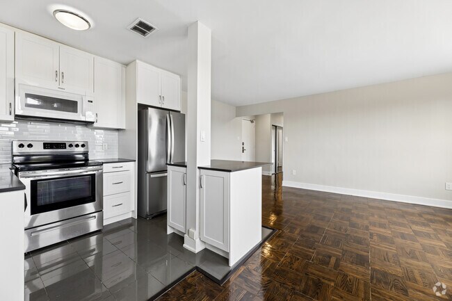 2BR, 1BA - 788SF - Kitchen/Living Room