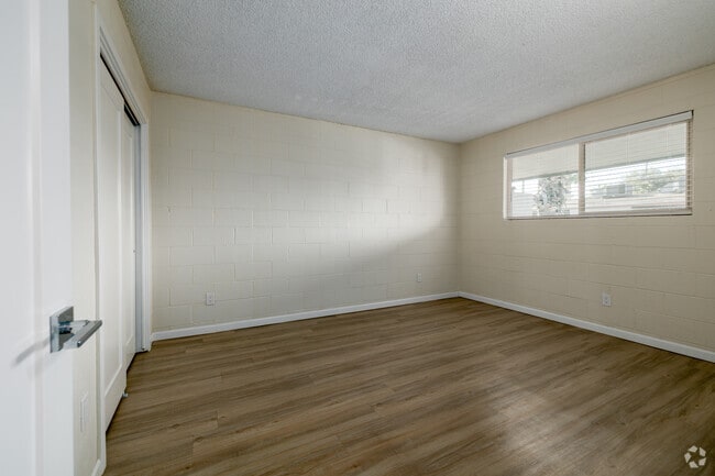 2BR, 1BA - 850SF - Bedroom - TRADEWINDS