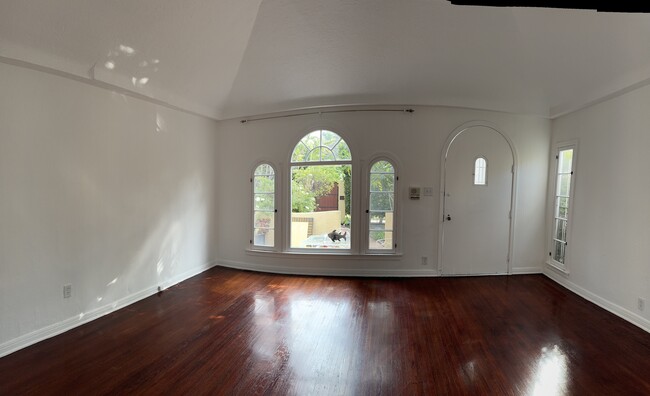 Living room - 1027 Havenhurst Dr Apartment Unit 1027