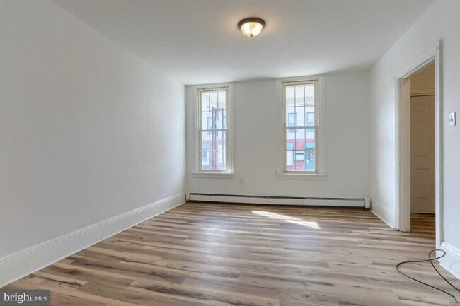Photo - 825 Scull St
