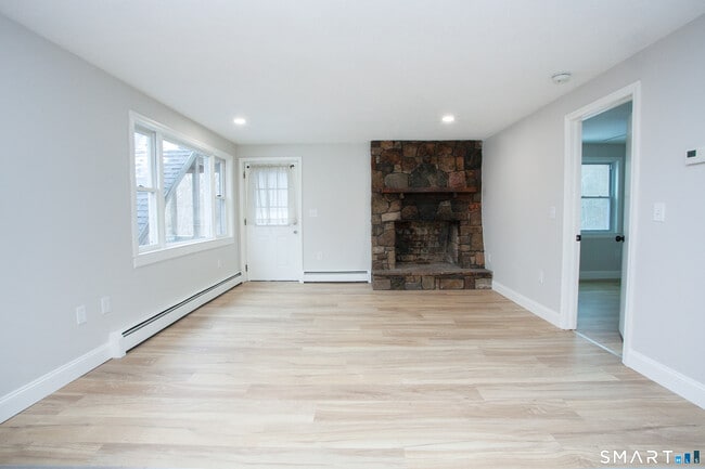 Photo - 366 Albany Turnpike