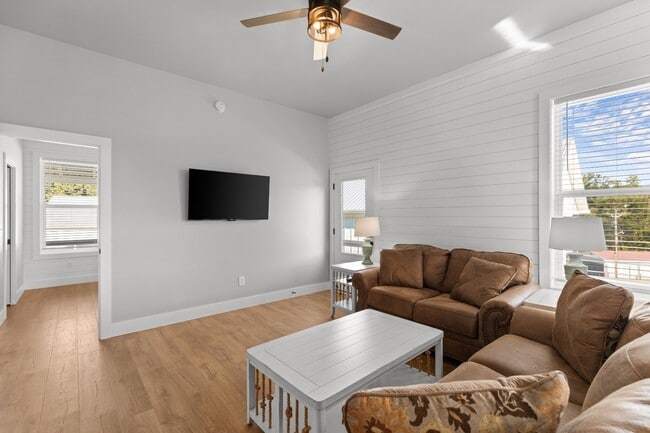 Photo - 1925 Lakeshore Dr