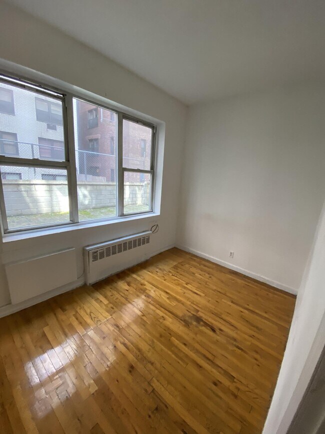Building Photo - 450 W 58th St