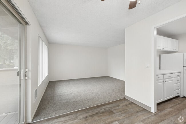 1BR, 1BA - 704SF - Dining Room