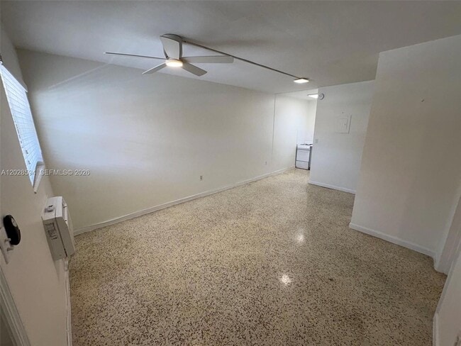Building Photo - 320 W 10th St Unit 3