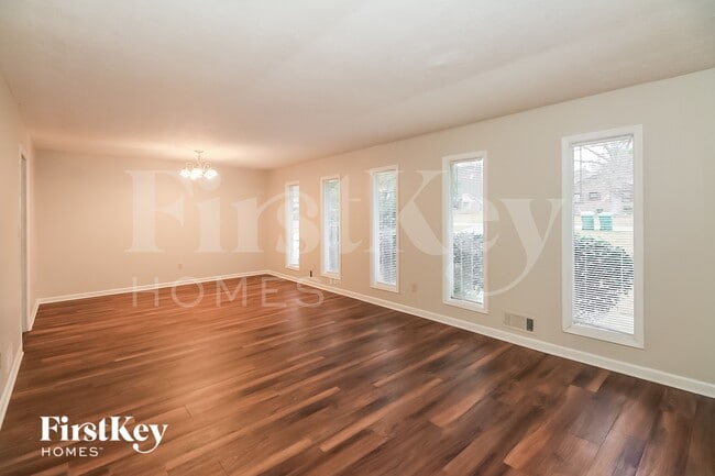 Photo - 1592 Envoy Pl