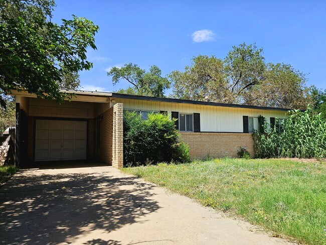 Building Photo - Charming 3 Bedroom Home