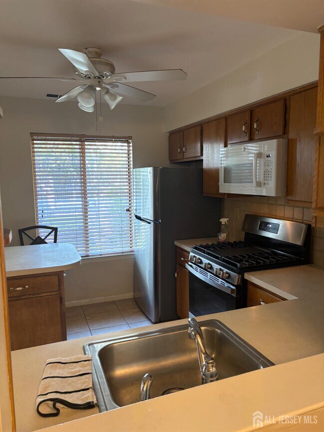 Photo - 1112 Schmidt Ln