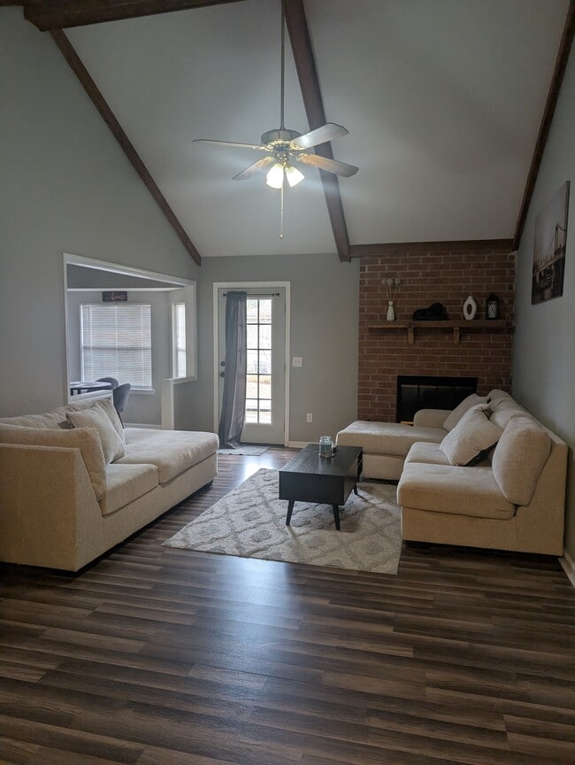 Photo - 627 Trevor St