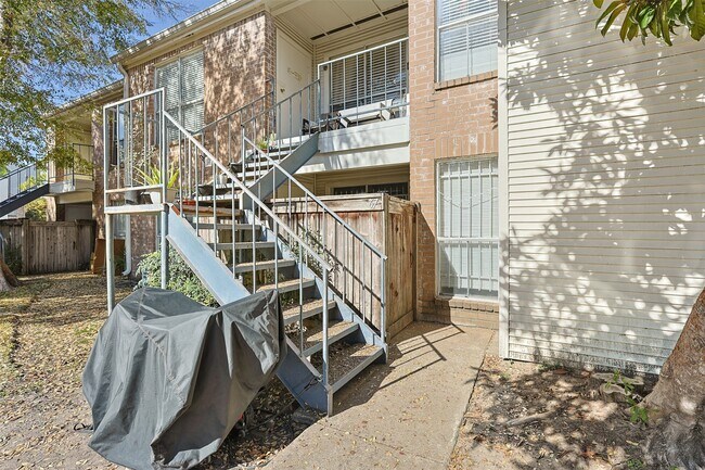 Building Photo - 3900 Woodchase Dr Unit 67