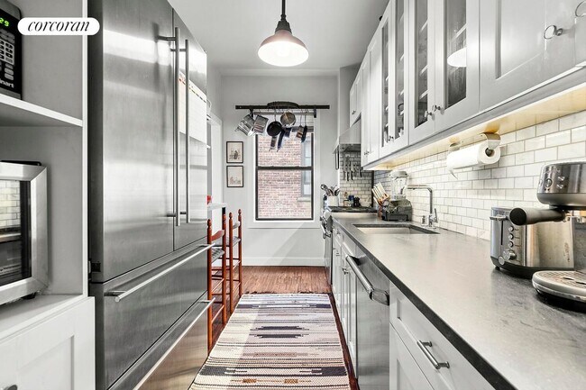 Photo - 875 W 181st St