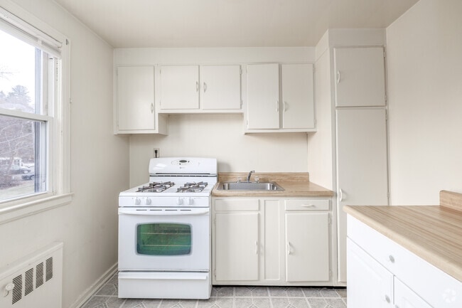 1BR, 1BA - 575SF - Kitchen - Hillcrest Manor Apartments