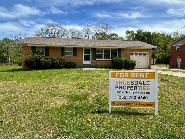 Building Photo - 3br 1.5 BA with fence