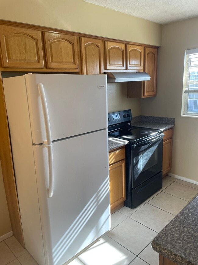 Photo - 2 bedroom 2 bath - walk in closet - master - dining area in kitchen