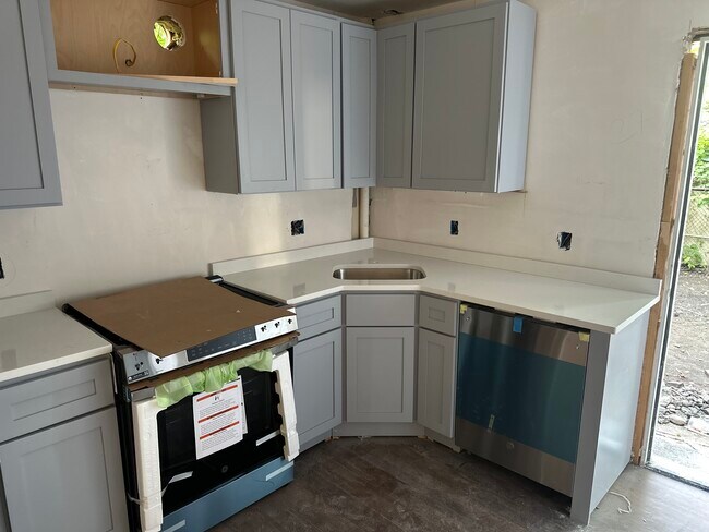 Building Photo - 10 Hunting St Unit 3 Rental