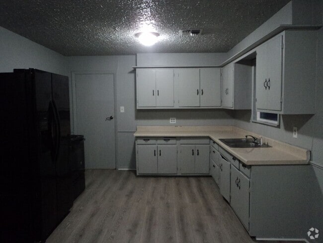 Building Photo - 1215 SW E Ave Lawton Ok, 73501 Rental